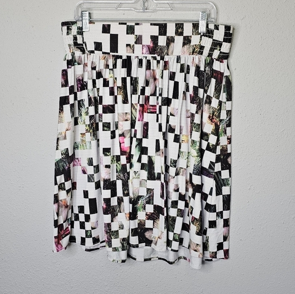 Patterned Women's Skirt - Picture 1 of 9